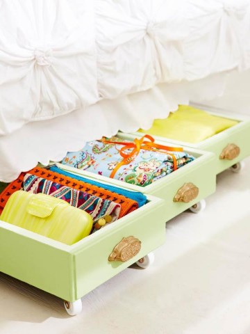 Image Courtesy: http://myhoneysplace.com/diy-storage-space/old-drawers-on-rollers-for-under-bed-storage/